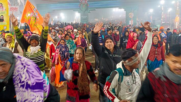 Prayagraj-Mahakumbh-20025-first-snan-devotees-chant-har-har-gange