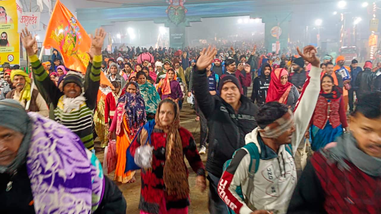 Prayagraj Mahakumbh 20025 first snan devotees chant har har gange