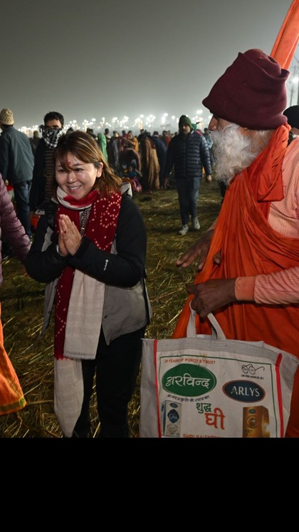 <p>भीड़ नियंत्रण के लिए अमृत स्नान के दिन खाने-पीने की दुकानें हटा दी जाती हैं. इसलिए अपने साथ पर्याप्त पानी और हल्का खाना लेकर जाएं, ताकि भूख और प्यास से परेशान न हों.</p>
