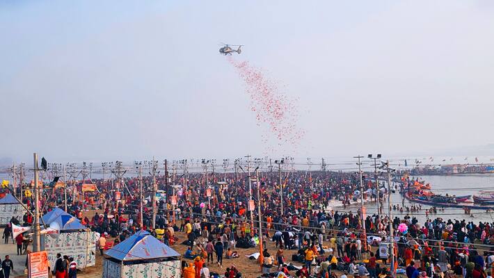 Yogi-Adityanath-government-showered-flowers-on-the-devotees-at-Prayagraj-Mahakumbh-2025