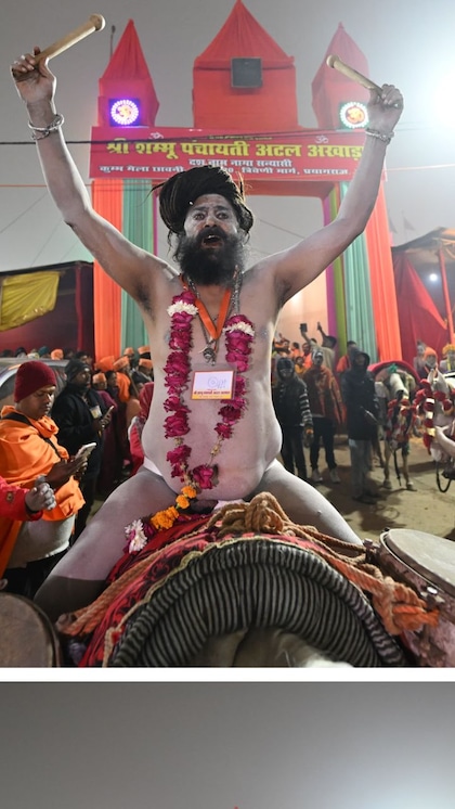 <p>घोड़ों पर सवार नागा साधु, हाथों में त्रिशूल और भाले। उनकी विशिष्ट वेशभूषा ने श्रद्धालुओं को मंत्रमुग्ध कर दिया।</p>
