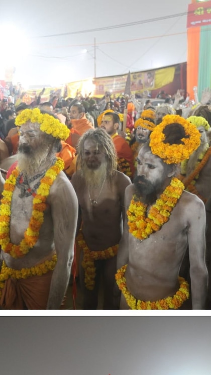 <p>महाकुंभ 2025 के मौके पर त्रिवेणी तट पर नागा साधुओं का अनोखे अंदाज में आगमन हुआ। उनके अद्भुत प्रदर्शन की तस्वीरें देख आपका भी दिल बाग-बाग हो जाएगा।</p>
