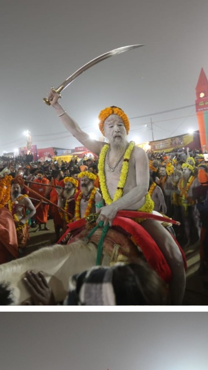 <p>कड़ाके की ठंड में बिना कपड़ों के रहने वाले नागा साधु हर बार सभी का ध्यान खींचते हैं. लेकिन क्या आप जानते हैं, उनकी शक्ति का राज क्या है?<br />
 </p>
