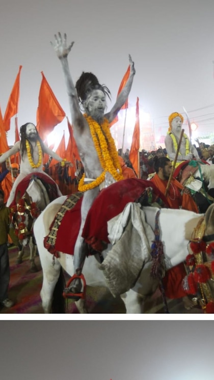 <p>नगाड़ों की ताल पर नाचते और परंपरा का प्रदर्शन करते साधु। हर लम्हा पवित्रता और उत्साह से भरा हुआ।<br />
 </p>
