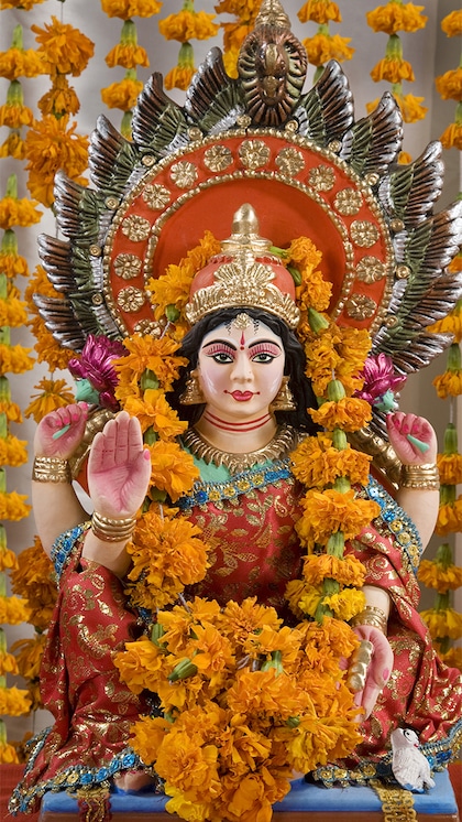 <p>మహాభారతంలో ఒక సందర్భంలో లక్ష్మీదేవి స్వయంగా కొన్ని పాత్రల్లో తినకూడదని చెప్పారట. అవి ఏయే పాత్రలో ఇప్పుడు తెలుసుకుందాం పదండి.</p>
