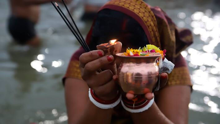 makar-sankranti-amrit-snan-Devotees-worshiped-on-the-shore-donated-til-khichdi