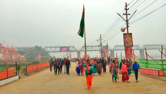 group-from-Jharkhand-with-indian-flag-reached-Prayagraj-Mahakumbh-2025-for-makar-sankranti-amrit-snan