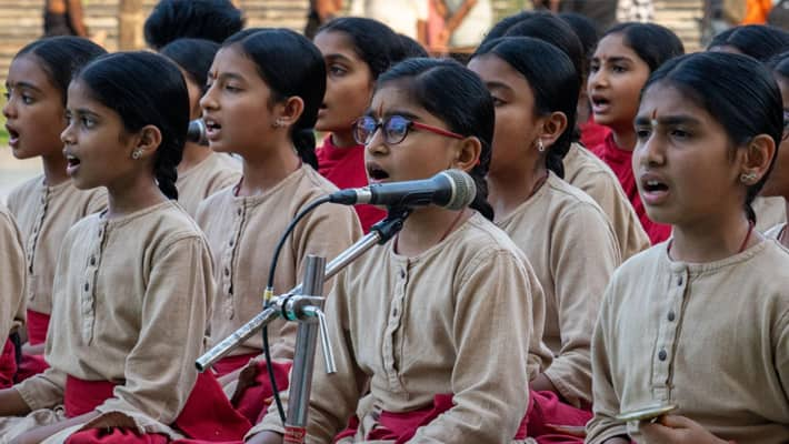 Thevaram Pannisai performance by Sadhguru Gurukulam Sanskriti students across Tamil Nadu tvk