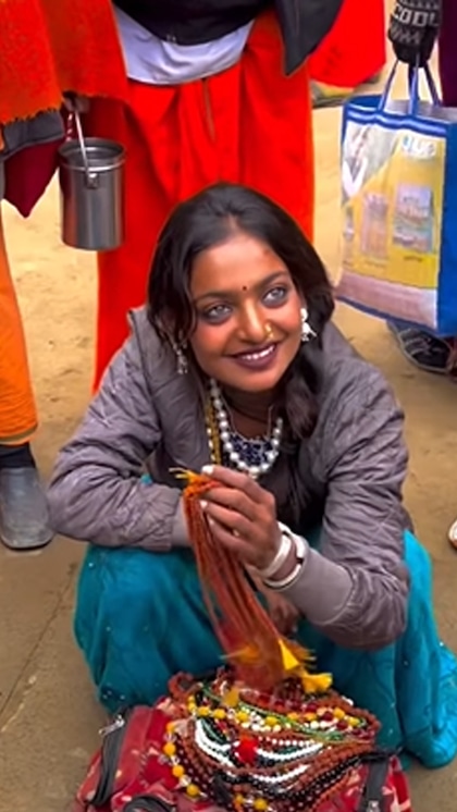 <p>पारंपरिक परिधान और न्यूनतम मेकअप में महिला की तस्वीरें और वीडियो वायरल हो रहे हैं। कई यूजर्स ने उसकी तुलना विश्व प्रसिद्ध मोनालिसा से की है।</p>
