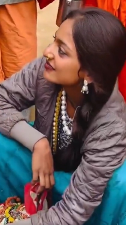 <p>यह महिला इंदौर की रहने वाली है। सांवली त्वचा, तीखे नैन-नक्श और रहस्यमयी आंखों के कारण "इंटरनेट सेंसेशन" बन गई है। सोशल मीडिया पर लोग इसे "महाकुंभ की मोनालिसा" कह रहे हैं।<br />
 </p>
