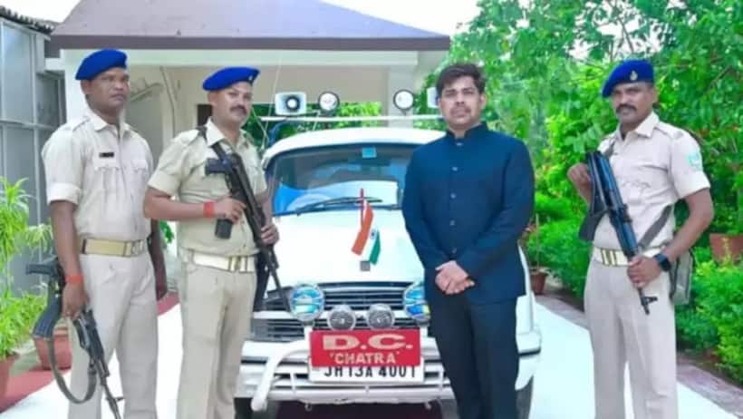 कभी मां के साथ बेचीं चूड़ियां, आज हैं IAS अफसर, गजब है रमेश घोलप की सक्सेस स्टोरी
