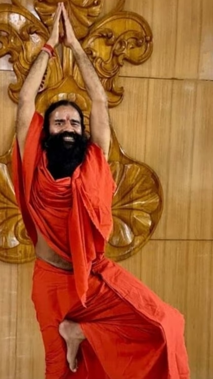 <p>केरल की एक अदालत ने बाबा रामदेव और आचार्य बालकृष्ण के खिलाफ जमानती वारंट जारी किया है। मामला भ्रामक विज्ञापन और दावों से जुड़ा है, जिसमें दिव्य फार्मेसी का नाम भी शामिल है।<br />
 </p>
