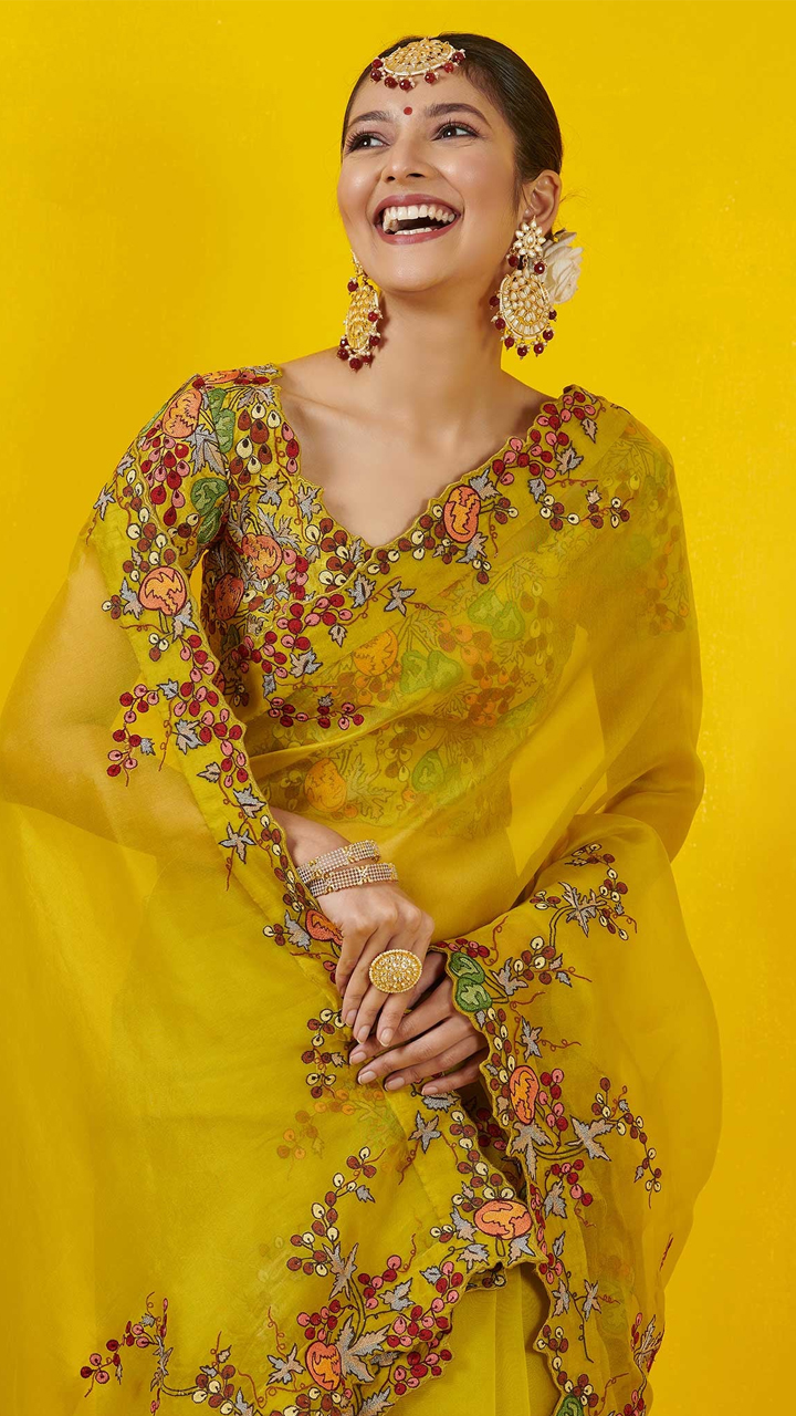 बसंत में पिया का मिजाज होगा और भी रंगीन, पहनें येलो ऑर्गेंजा साड़ी - latest  and trendy yellow organza sarees for basant panchami 2025 - Asianet News  Hindi
