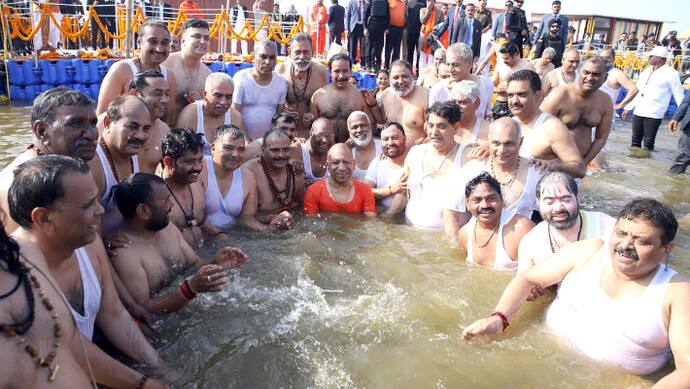 महाकुंभ 2025: हर-हर गंगे जब सीएम योगी ने संगम में लगाई डुबकी, देखें फोटोज
