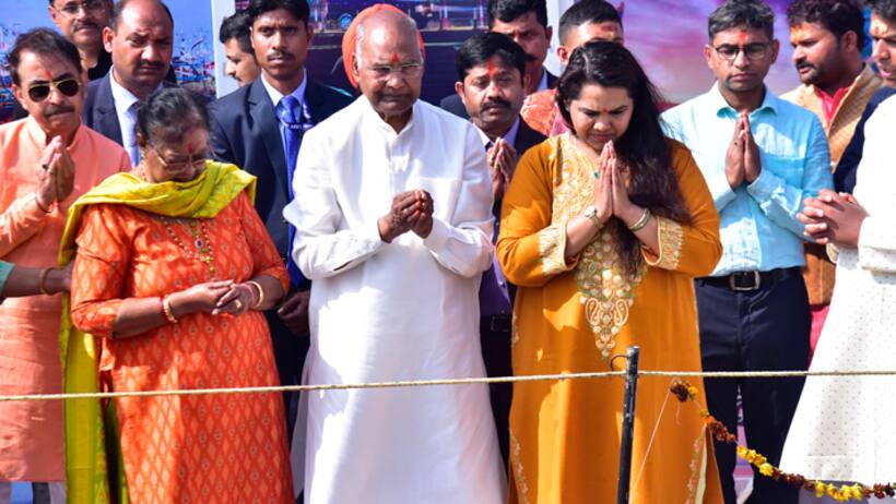అదానీ నుండి సుధామూర్తి వరకు ... కుంభమేళాలో గంగాస్నానం చేసిన ప్రముఖులు వీరే