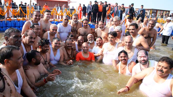 Yogi Adityanath with his cabinet take holy dip at triveni sangam prayagraj mahakumbh 2025