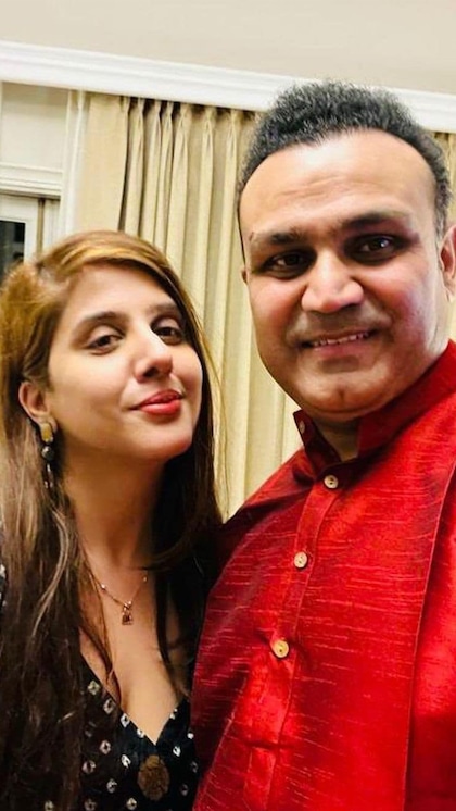 <p>भारतीय क्रिकेट टीम के दिग्गज खिलाड़ी वीरेंद्र सहवाग और उनकी पत्नी आरती अहलावत की पहली मुलाकात बचपन में हुई थी। तब सहवाग 7 साल और आरती 5 साल की थी। </p>
