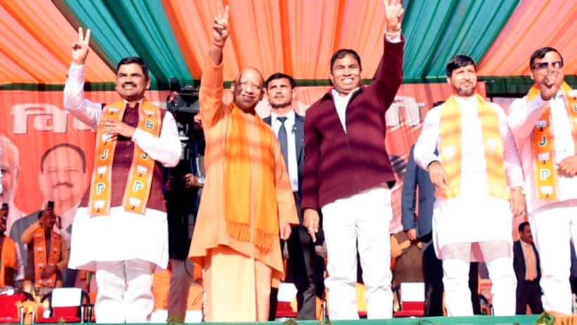 గురువు అన్నా హజారేనే మోసం చేసాడు... ప్రజల్ని మోసం చేయడా!: కేజ్రీవాల్ కు యోగి చురకలు