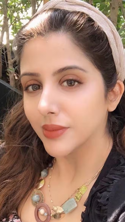 <p>हालांकि, हाल ही में ऐसी खबरें आईं कि यह जोड़ा पिछले एक साल से अलग रह रहा है। सोशल मीडिया पर दोनों के एक-दूसरे को अनफॉलो करने और साथ की तस्वीरें न होने से अटकलें तेज हो गई हैं।</p>
