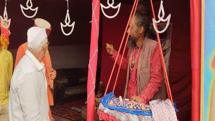 Baba Performs 6 Years of Standing tapasya at Prayagraj mahaumbh mela 2025  