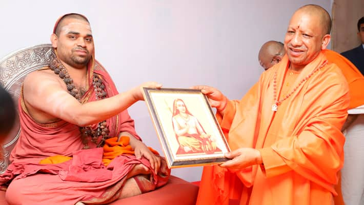 Prayagraj Kumbh Mela 2025 Chief Minister Yogi Adityanath meets the Shankaracharya of Sringeri Peetham rsk