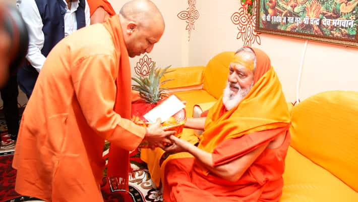 Prayagraj Kumbh Mela 2025 Chief Minister Yogi Adityanath meets the Shankaracharya of Sringeri Peetham rsk