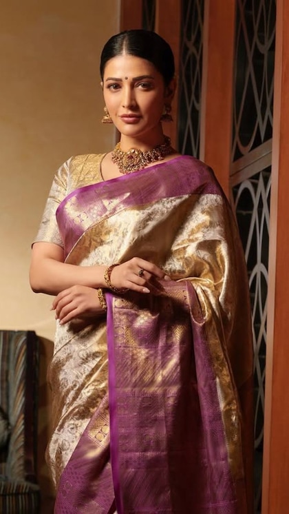 <p>రేంజ్ రోవర్, ఆడి Q7 వంటి విలాసవంతమైన కార్లను శ్రుతి హాసన్ కి ఉన్నాయి.. ఇది ఆమె విజయవంతమైన కెరీర్‌కు, అభిరుచికి నిదర్శనం.</p>
