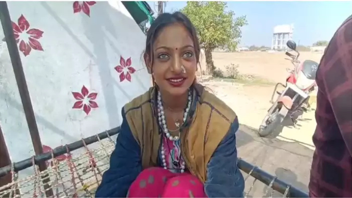Monalisa Interview Mahakumbh Prayagraj business fail home return after taking loan Monalisa Interview Mahakumbh Prayagraj business fail home return after taking loan