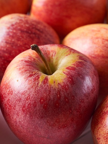 Apple on empty stomach - good or bad?