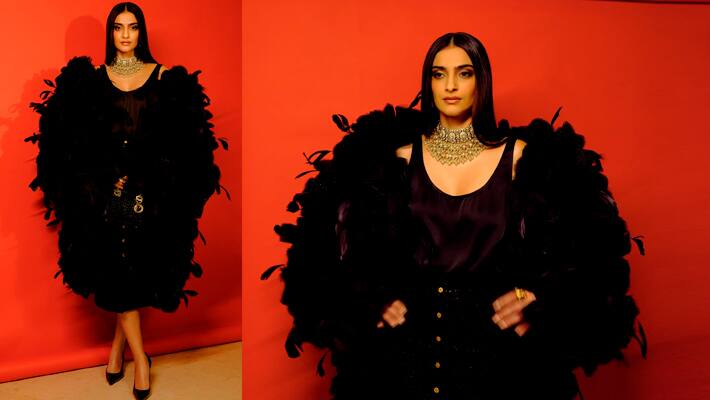 Sonam Kapoor at Sabyasachi Mukherjee 25th Anniversary fashion Show