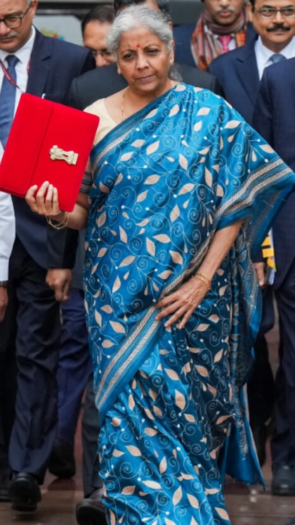 <p>वित्त मंत्री निर्मला सीतारमण 1 फरवरी 2025 को बजट पेश करेंगी। लेकिन क्या आपने कभी सोचा है कि बजट हमेशा लाल रंग में क्यों होता है? आइए जानते हैं इसके पीछे की वजह।</p>
