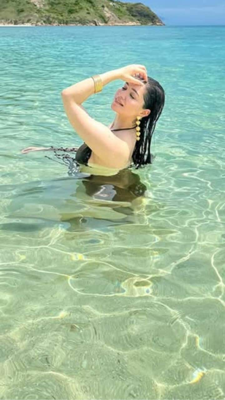 Sara Tendulkar Beach Photos Stunning Looks in Water pic goes viral kvn