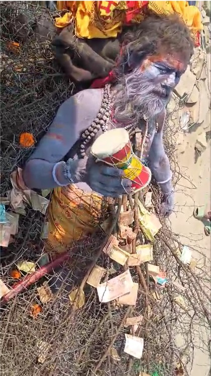 <p>'कांटो वाले बाबा' अनोखी साधना करते हैं। वह कांटों पर लेटकर डमरू बजाते हैं। </p>
