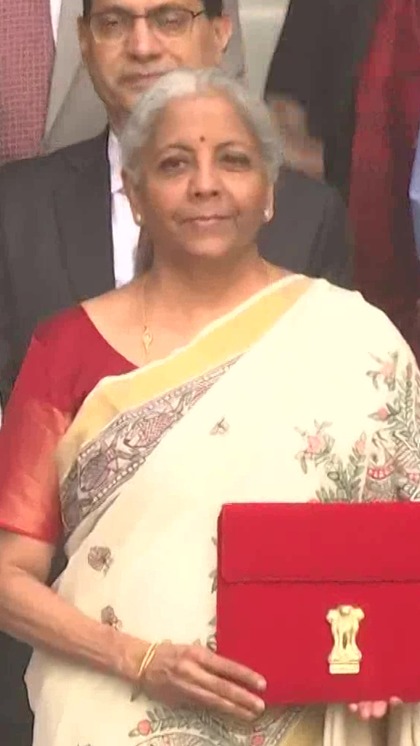 <p>वित्त मंत्री निर्मला सीतारमण ने बजट 2025 में मिडिल क्लास, किसानों और बुजुर्गों को राहत देने की कोशिश की है। जानिए 5 बड़े ऐलान जो सीधे आम आदमी को प्रभावित करेंगे।</p>
