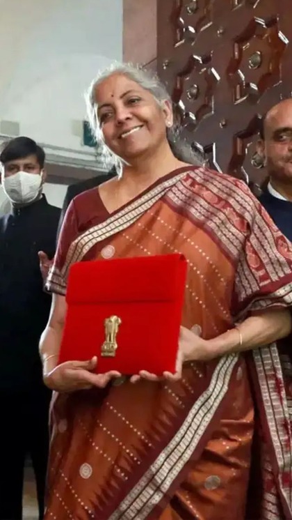 <p>किसान क्रेडिट कार्ड (KCC) की लोन सीमा 3 लाख रुपये से बढ़ाकर 5 लाख रुपये कर दी गई है। इससे 7.7 करोड़ किसान, मछुआरे और डेयरी किसान लाभान्वित होंगे।</p>
