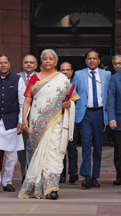 <p>भारत में हर साल बजट पेश करने से पहले एक परंपरा निभाई जाती है-राष्ट्रपति, वित्त मंत्री को दही-चीनी खिलाते हैं। यह शुभ माना जाता है और सेहत से जुड़े कई फायदे भी हैं। आइए जानते हैं।</p>
