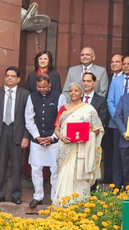 <p>बजट 2025 में वित्त मंत्री निर्मला सीतारमण ने मखाने का जिक्र किया और बिहार में मखाना बोर्ड की स्थापना की घोषणा की। यह किसानों के लिए फायदेमंद होगा और सेहत के लिए भी अच्छा विकल्प है।<br />
 </p>
