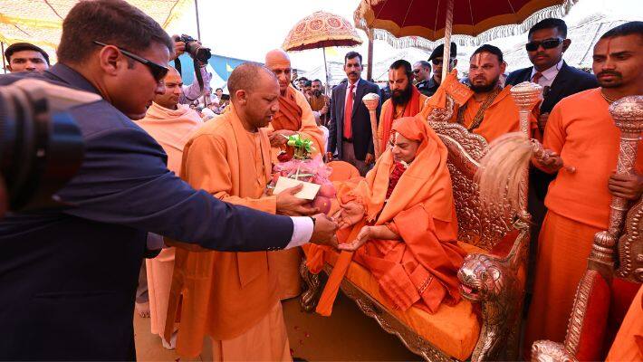 CM Yogi with sant 