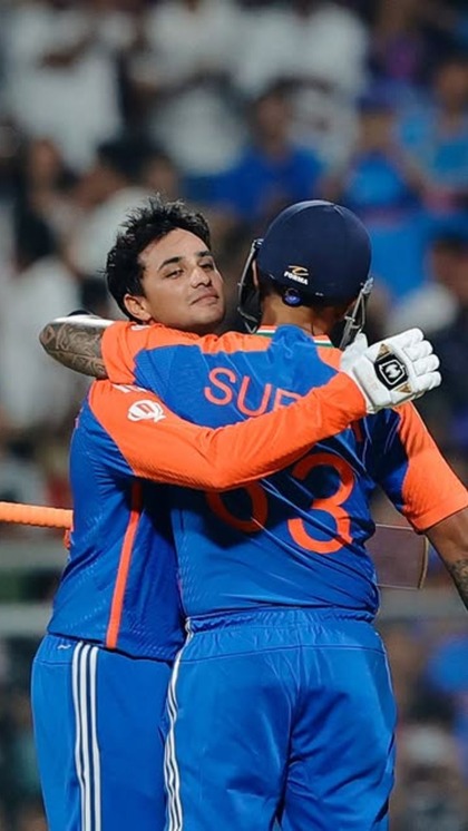 <p>अभिषेक ने पहले 17 गेंदों में अर्धशतक पूरा किया, जिससे वह टी20 अंतरराष्ट्रीय में भारत के लिए सबसे तेज पचासा जड़ने वाले दूसरे बल्लेबाज बन गए। अगले 50 रन 20 गेंदों में पूरे किए। </p>
