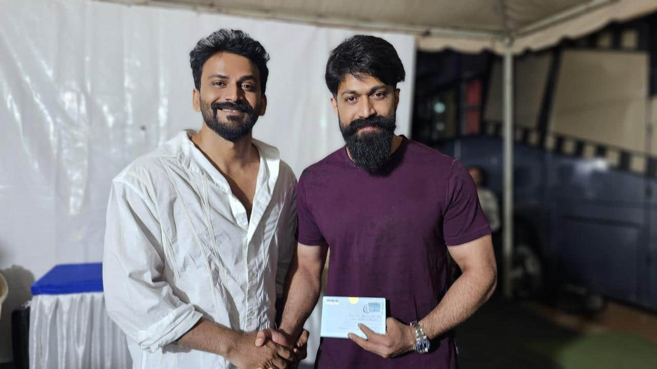 Daali dhananjaya visit Toxic cinema set Bengaluru to Invite Yash for Wedding