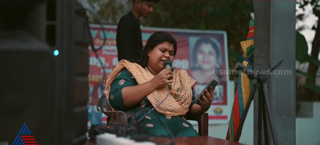 'പാട്ടുകൊണ്ടാണ് ഞാൻ ആകാശം കാണുന്നത്'; പാട്ടിന്റെ ശക്തിയിൽ അർബുധത്തെ നേരിടുന്ന സൗമ്യയുടെ കഥ