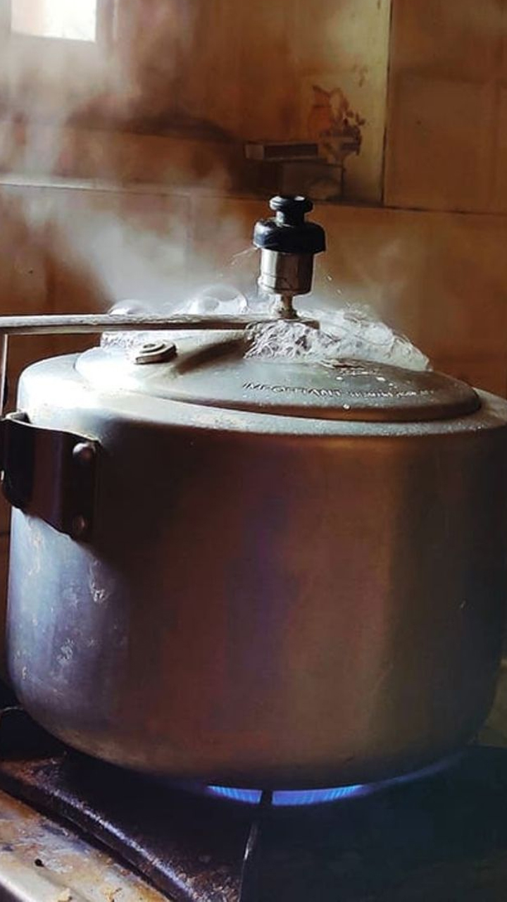 Slow Cooker Exploding कुकर फटने का डर खत्म, ट्राई करें ये 7 सेफ्टी हैक्स! | Follow These 7 ...