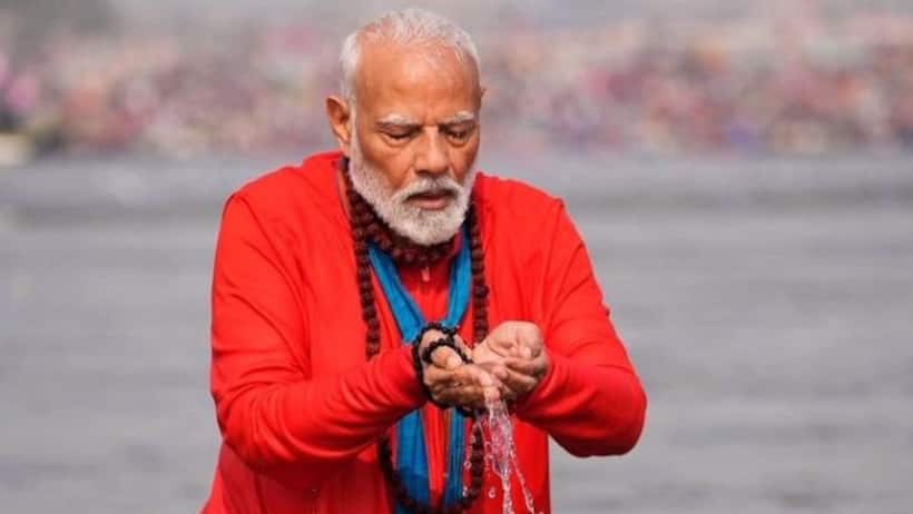 త్రివేణి సంగమంలో ప్రధాని మోదీ పవిత్ర స్నానం