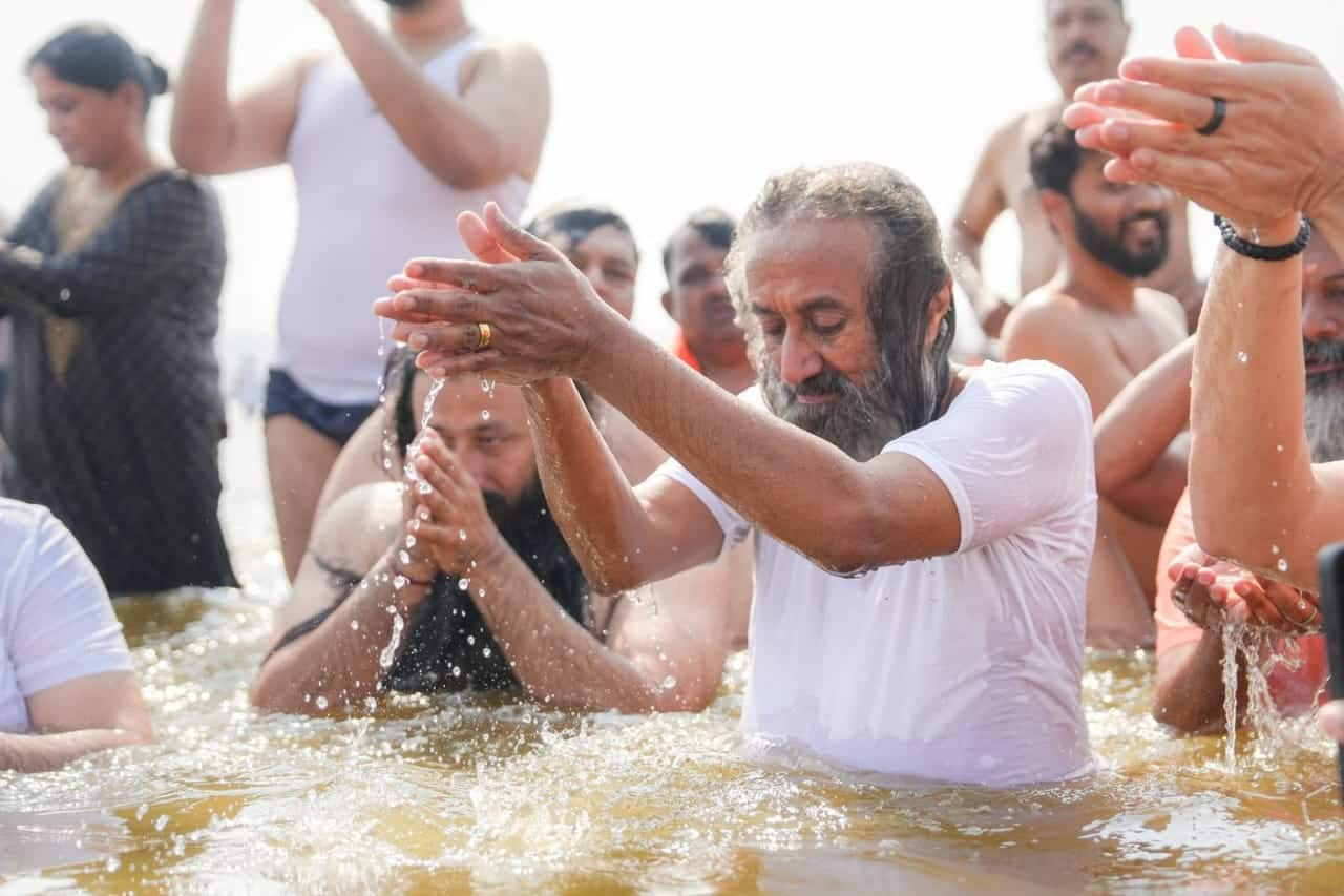 Maha Kumbh 2025 Gurudev Sri Sri Ravi Shankar takes sacred dip on Basant Panchami rav