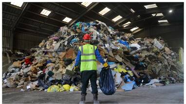23 year old earns 9 lakhs a month by collecting garbage and selling it 23 year old earns 9 lakhs a month by collecting garbage and selling it