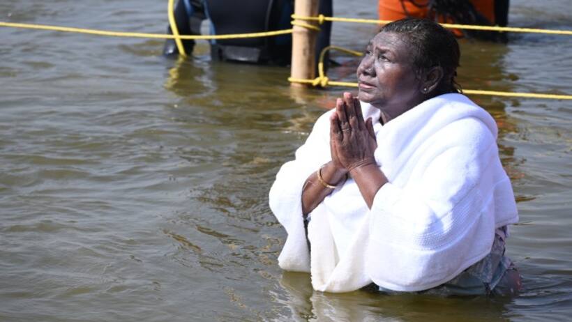 Maha Kumbh Bath President Draupadi Murmu 