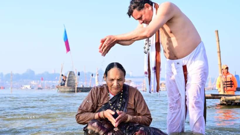 CM Dhami With maa