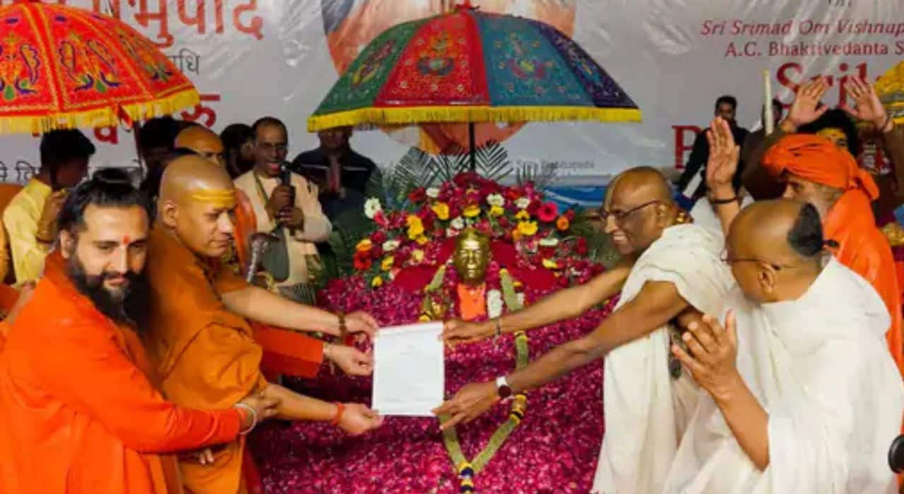 Akhada Parishad honoured Swami Srila Prabhupada with Vishwaguru title in Maha Kumbh san