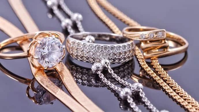 Is it OK to wear silver and gold jewelry together 