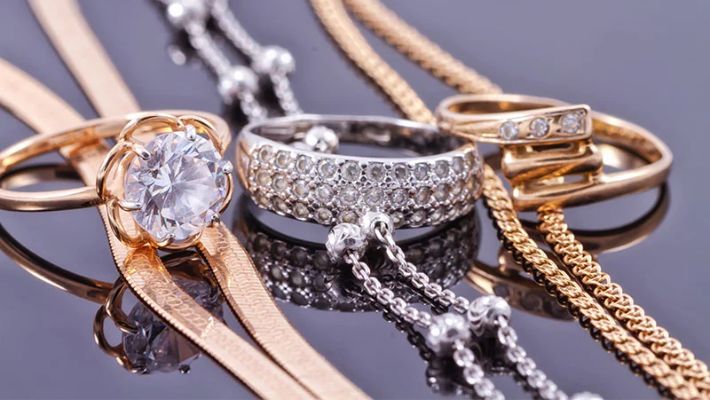 Is it OK to wear silver and gold jewelry together